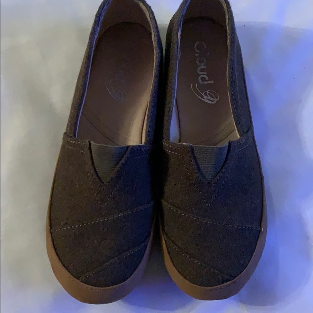 ⬇️ Cloud Footwear cozy, soft slip on